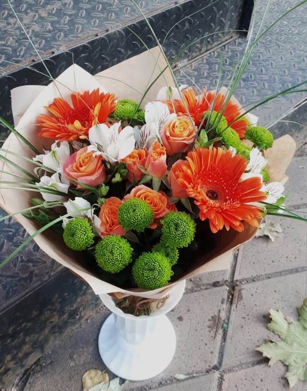 Букет цветов из: Герберы, Хризантемы, Альстромерии и Розы в Сафоново Смоленской области