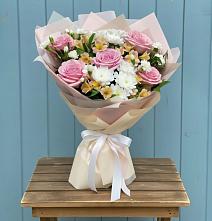 Букет цветов из:  Гвоздики, Орхидеи и Розы в Сафоново Смоленской области