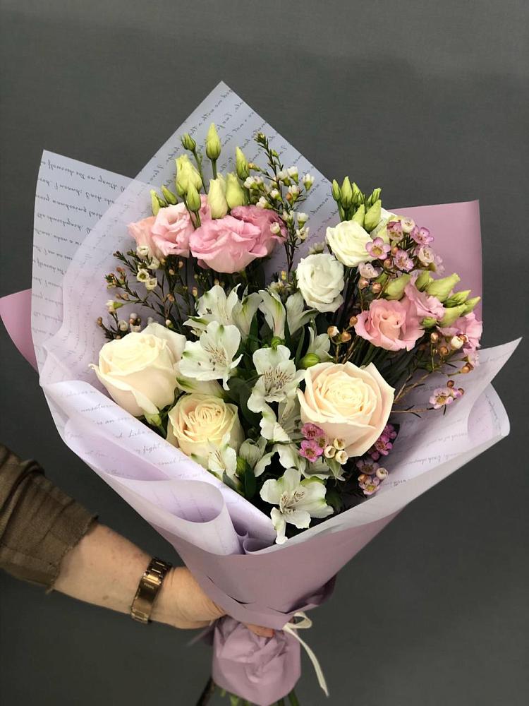 Букет цветов из: Альстромерии, Розы и Лизиантусы в Сафоново Смоленской области