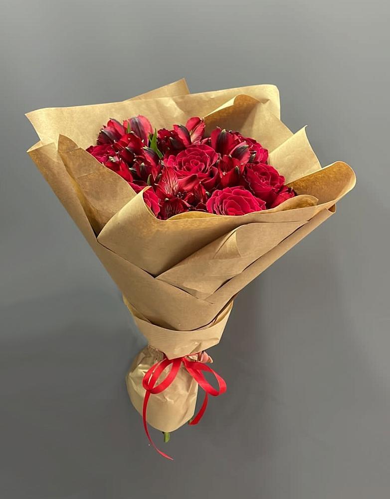 Букет цветов из: Альстромерии и Розы в Сафоново Смоленской области