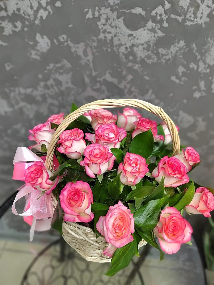 Цветочная композиция из Розы в корзине в Сафоново Смоленской области