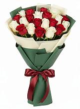 Букет Микс из красных и белых роз в Сафоново Смоленской области