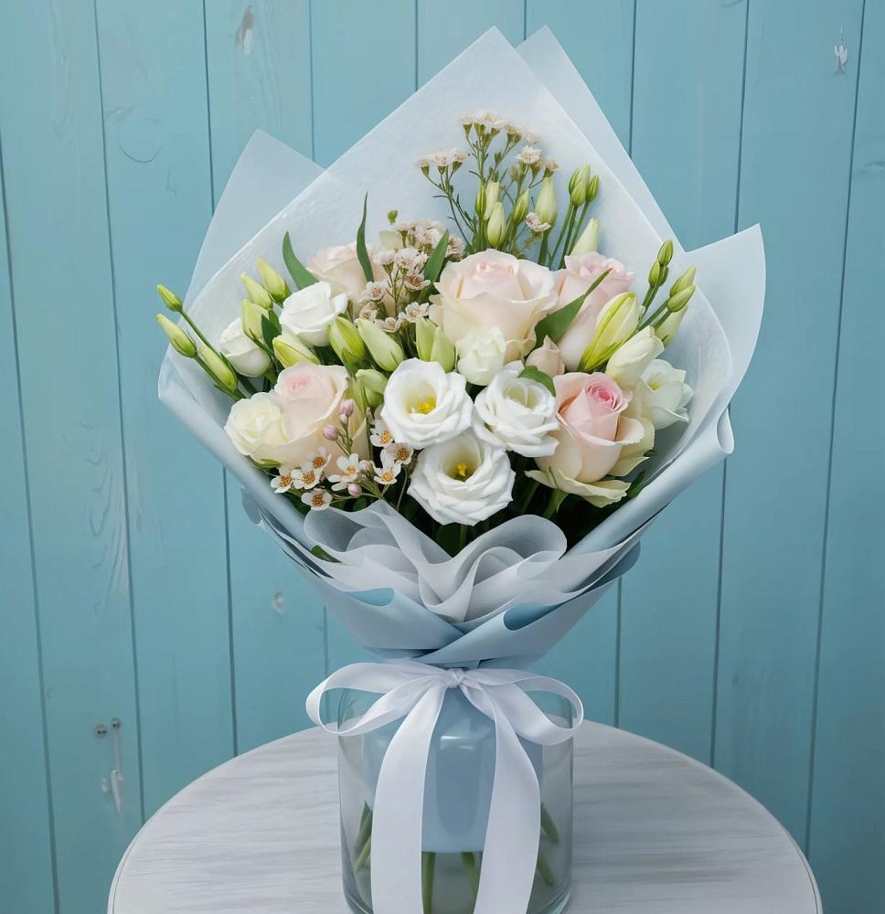 Букет цветов из: Розы и Лизиантусы в Сафоново Смоленской области