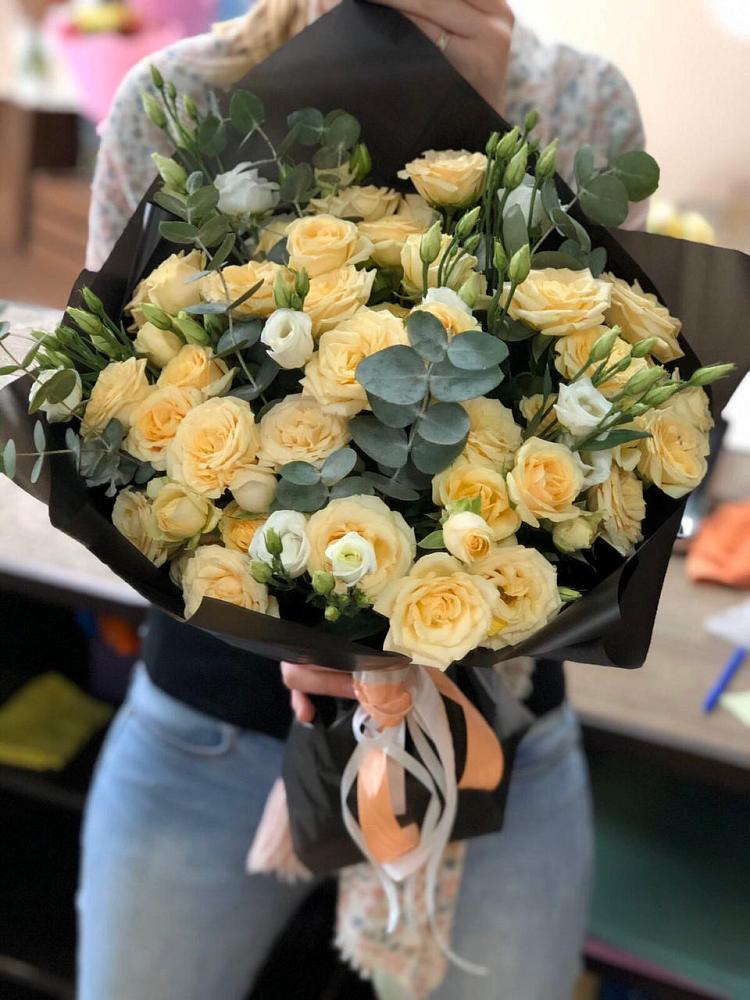 Букет цветов из: Розы и Лизиантусы в Сафоново Смоленской области