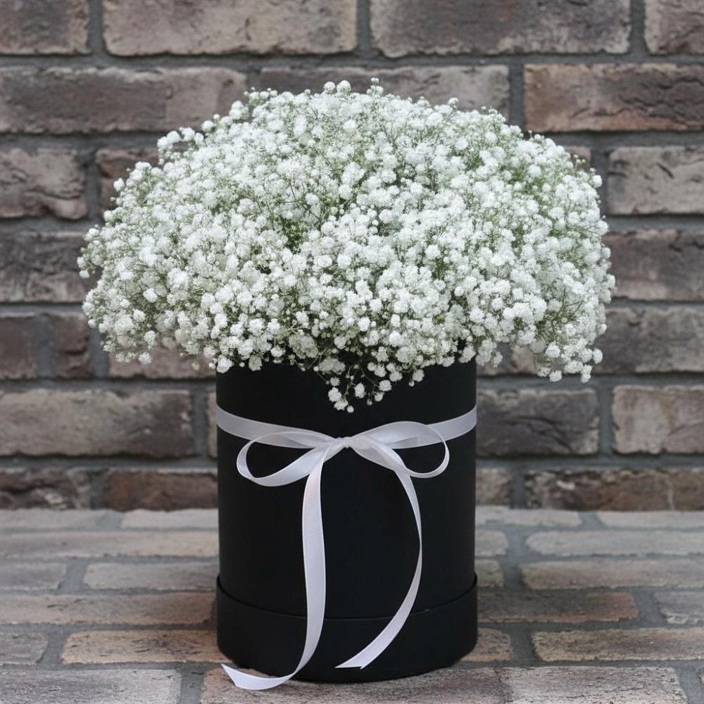 Цветочная композиция из Гипсофила в шляпной коробке в Сафоново Смоленской области