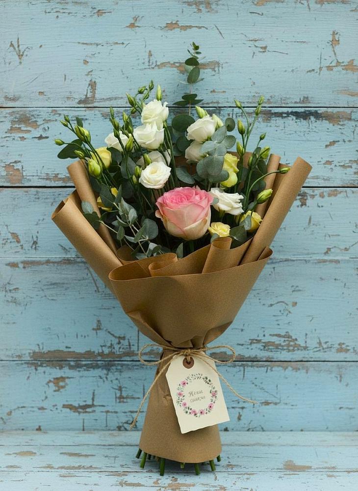 Букет цветов из: Розы и Лизиантусы в Сафоново Смоленской области