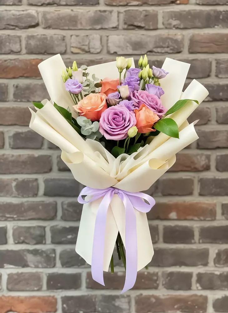 Букет цветов из: Лизиантусы и Розы в Сафоново Смоленской области