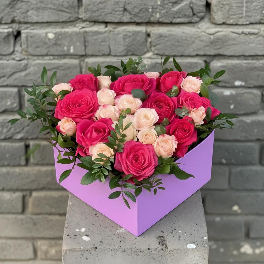 Цветочная композиция из Розы в коробке в Сафоново Смоленской области