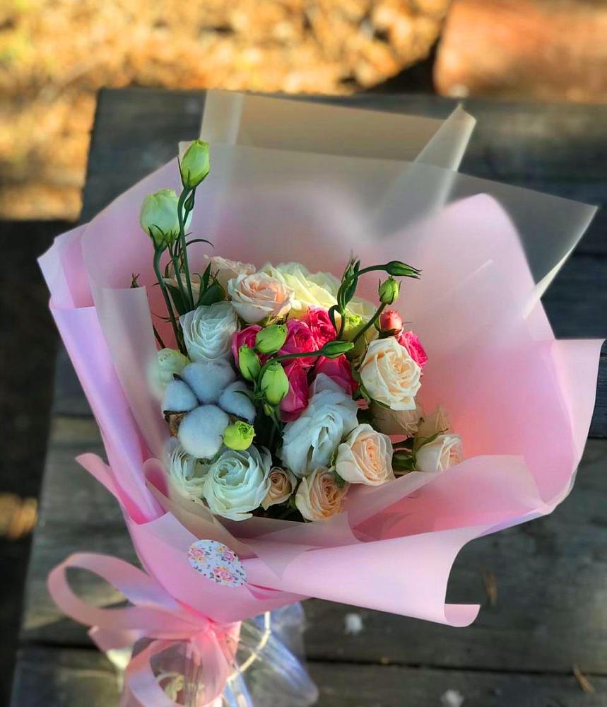 Букет цветов из: Розы и Лизиантусы в Сафоново Смоленской области