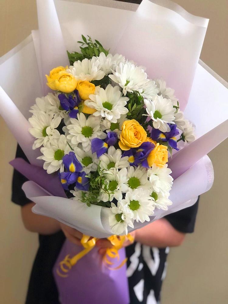 Букет цветов из: Ирисы, Хризантемы и Розы в Сафоново Смоленской области