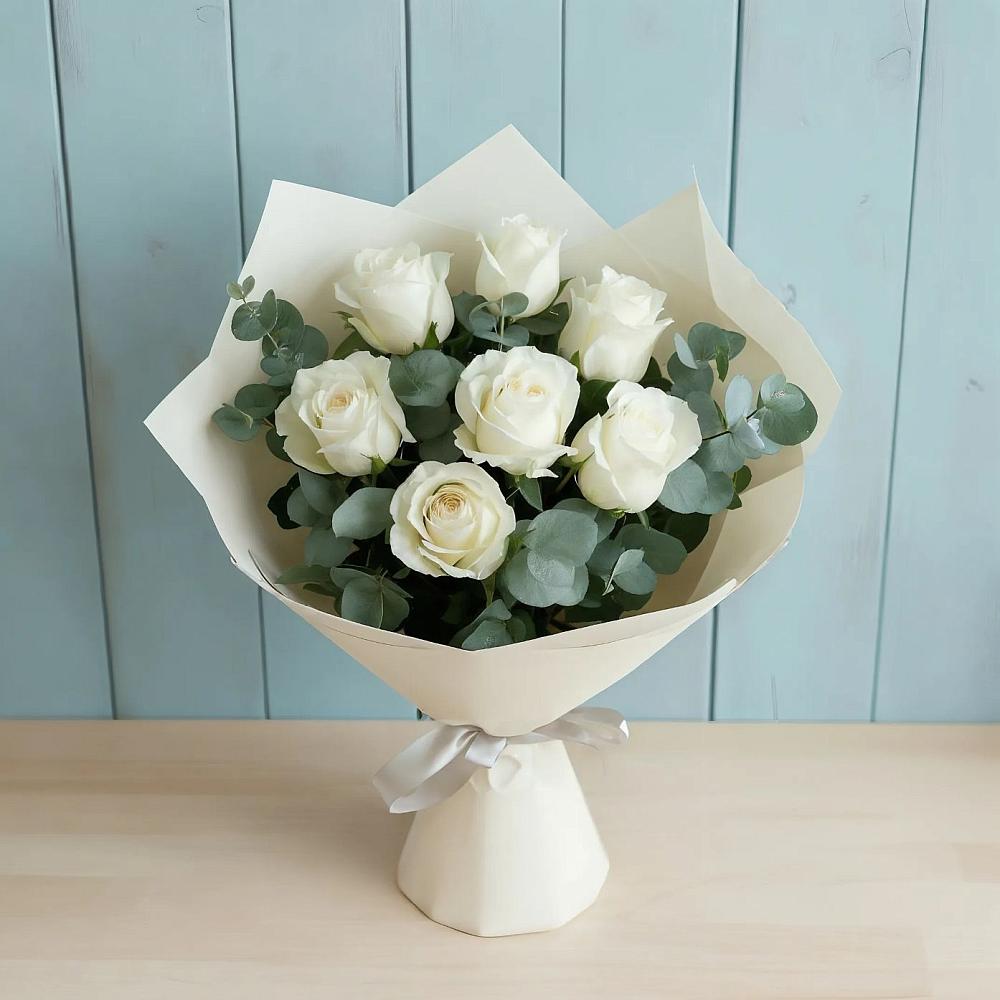 Букет Белые розы в Эвкалипте в Сафоново Смоленской области