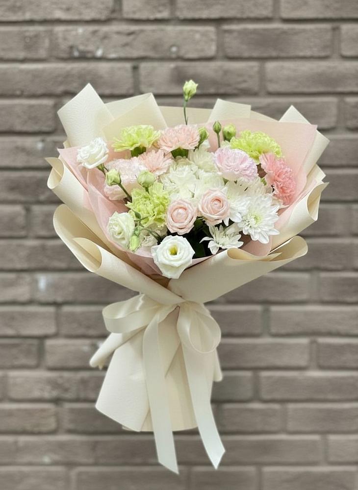 Букет цветов из: Гвоздики, Розы, Лизиантусы и Хризантемы в Сафоново Смоленской области