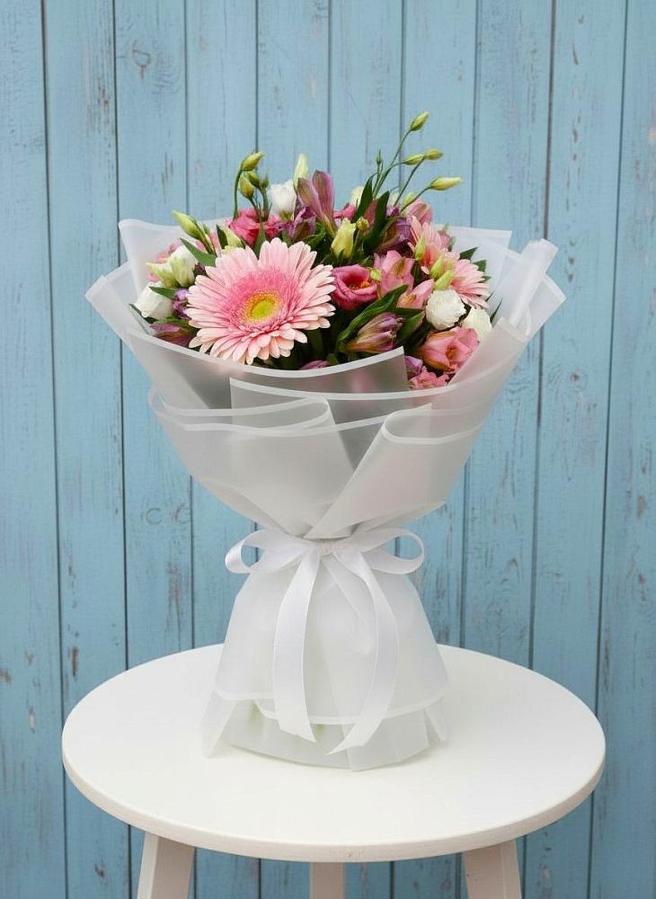 Букет цветов из: Герберы, Альстромерии и Лизиантусы в Сафоново Смоленской области