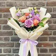 Букет цветов из:  Лизиантусы и Розы в Сафоново Смоленской области