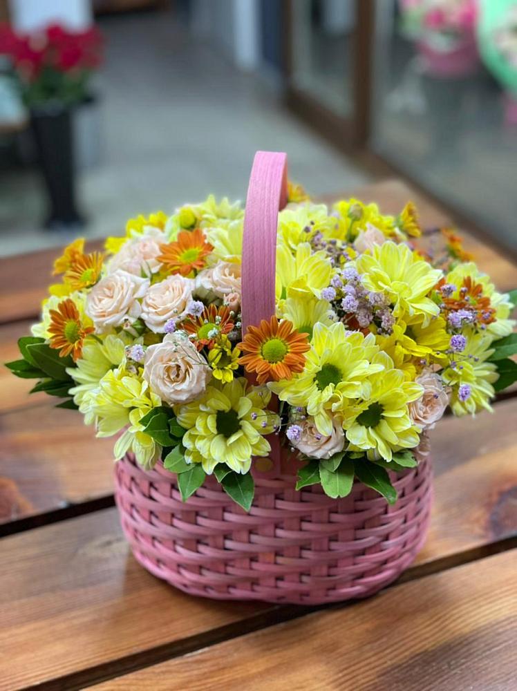 Цветочная композиция из Хризантемы и Розы в корзине в Сафоново Смоленской области