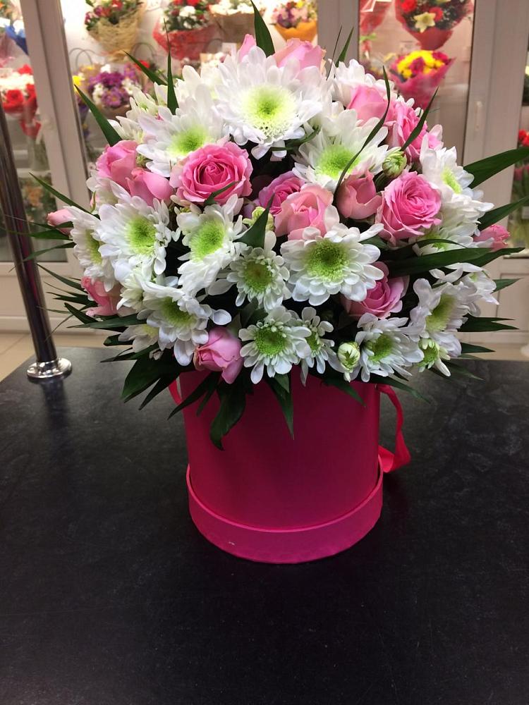 Цветочная композиция из Розы и Хризантемы в шляпной коробке в Сафоново Смоленской области