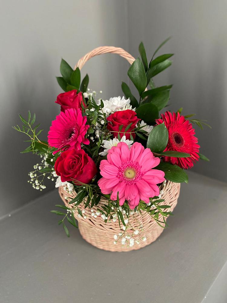 Цветочная композиция из Розы, Хризантемы и Герберы в корзине в Сафоново Смоленской области