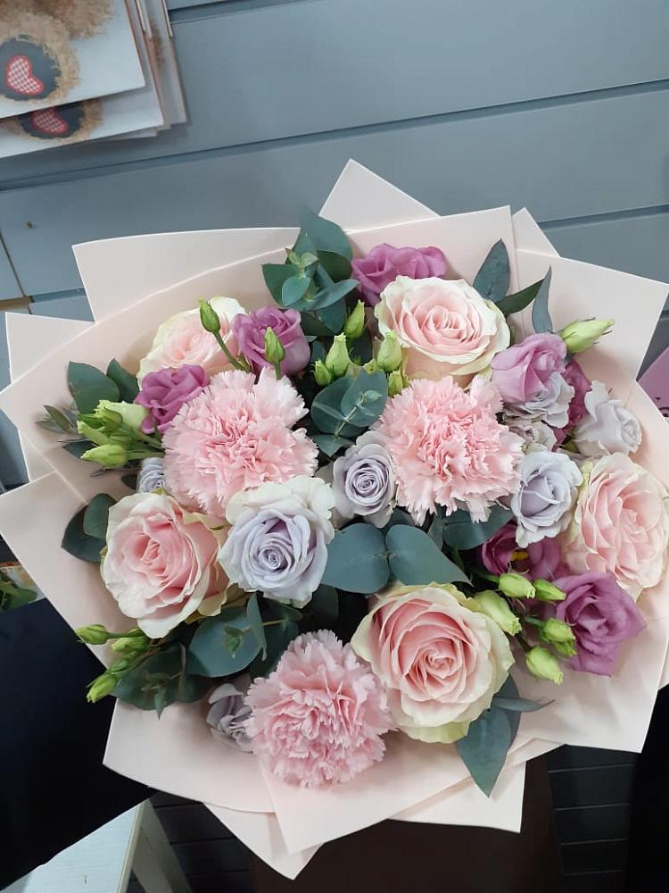 Букет цветов из: Розы, Гвоздики и Лизиантусы в Сафоново Смоленской области