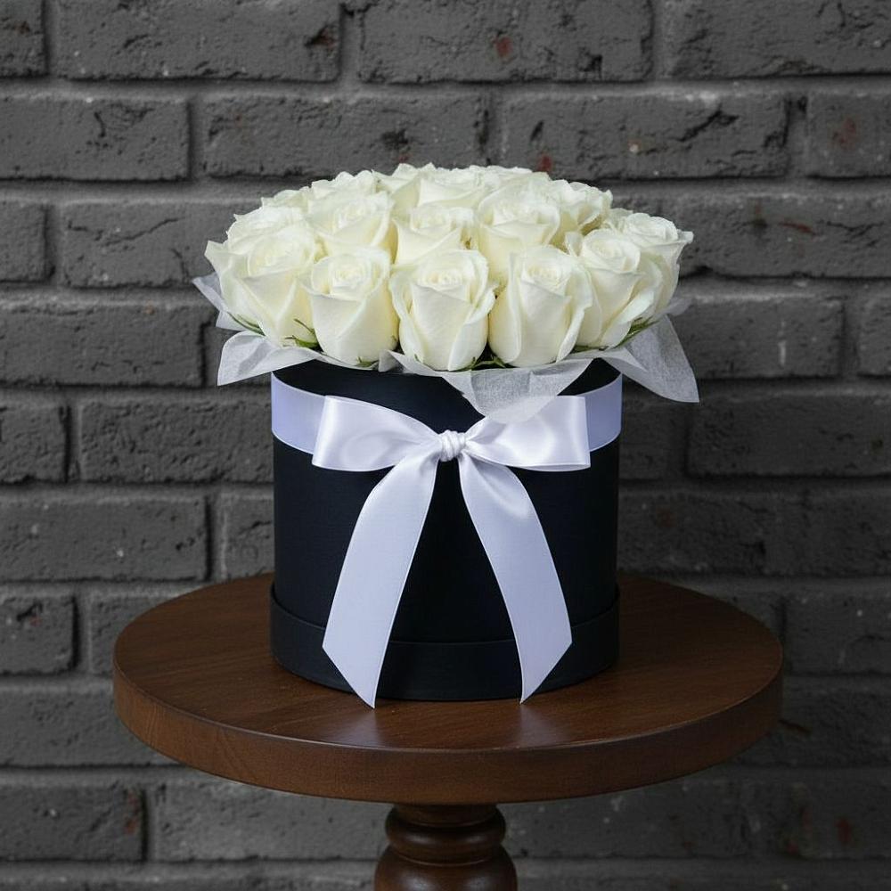 Цветочная композиция из Розы в шляпной коробке в Сафоново Смоленской области