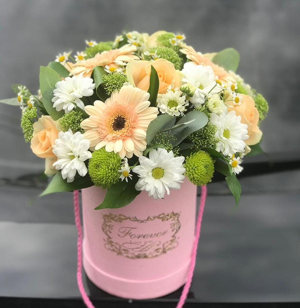 Цветочная композиция из Розы, Герберы и Хризантемы в шляпной коробке в Сафоново Смоленской области